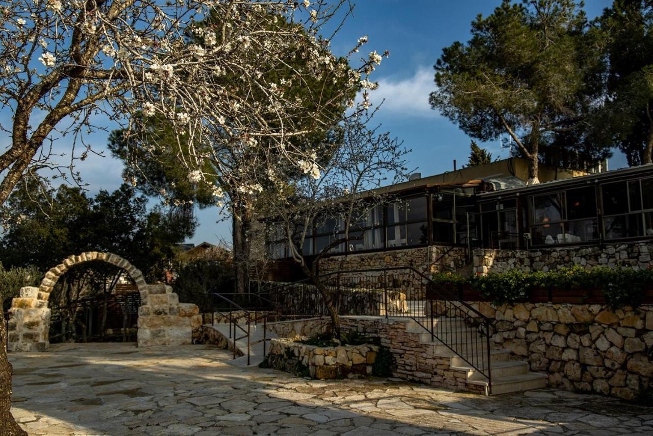 Logos Hotel In Yad Hashmona Esterno foto